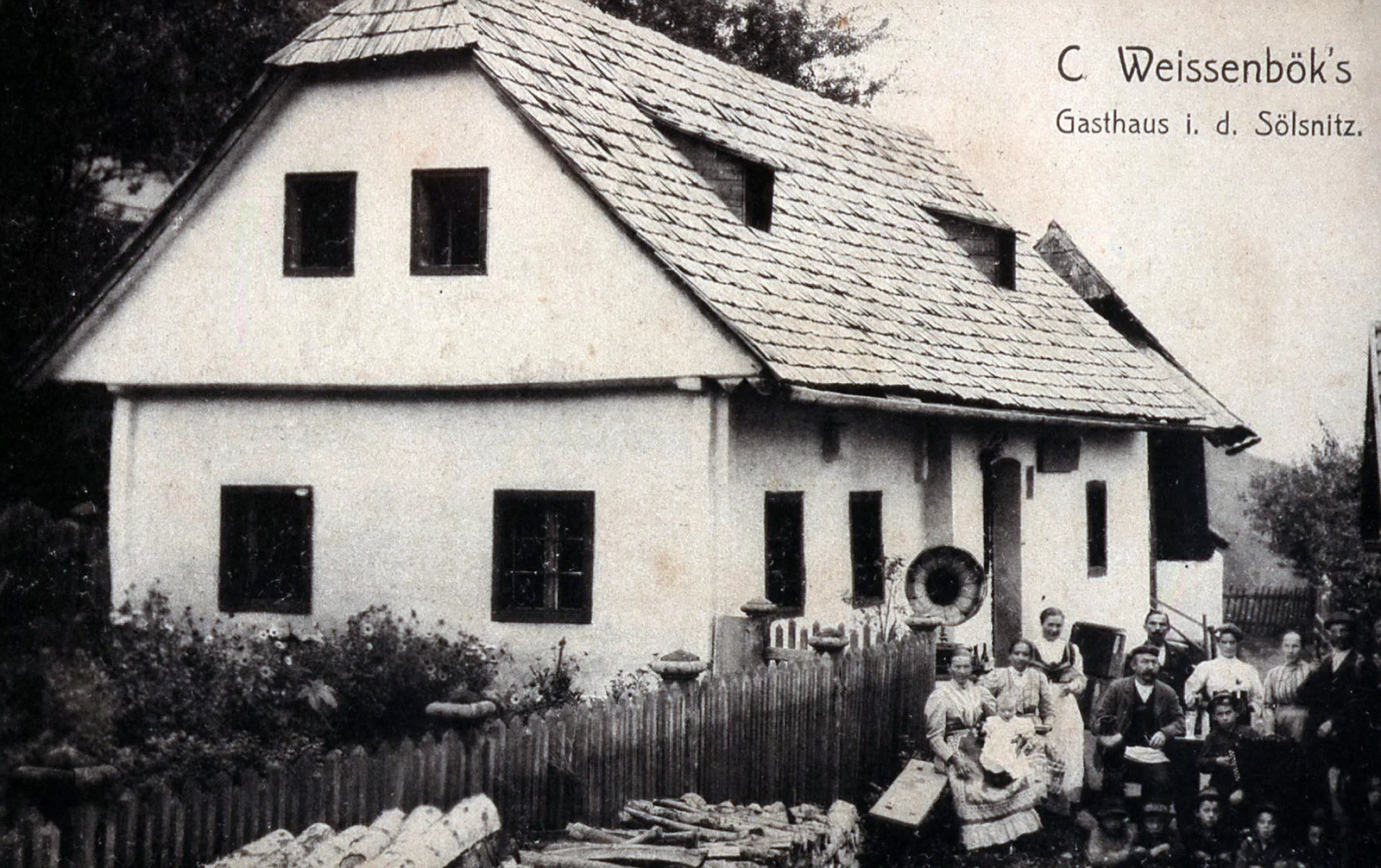 Historische Aufnahme des Gasthauses in Sölsnitz, die Familie davor versammelt