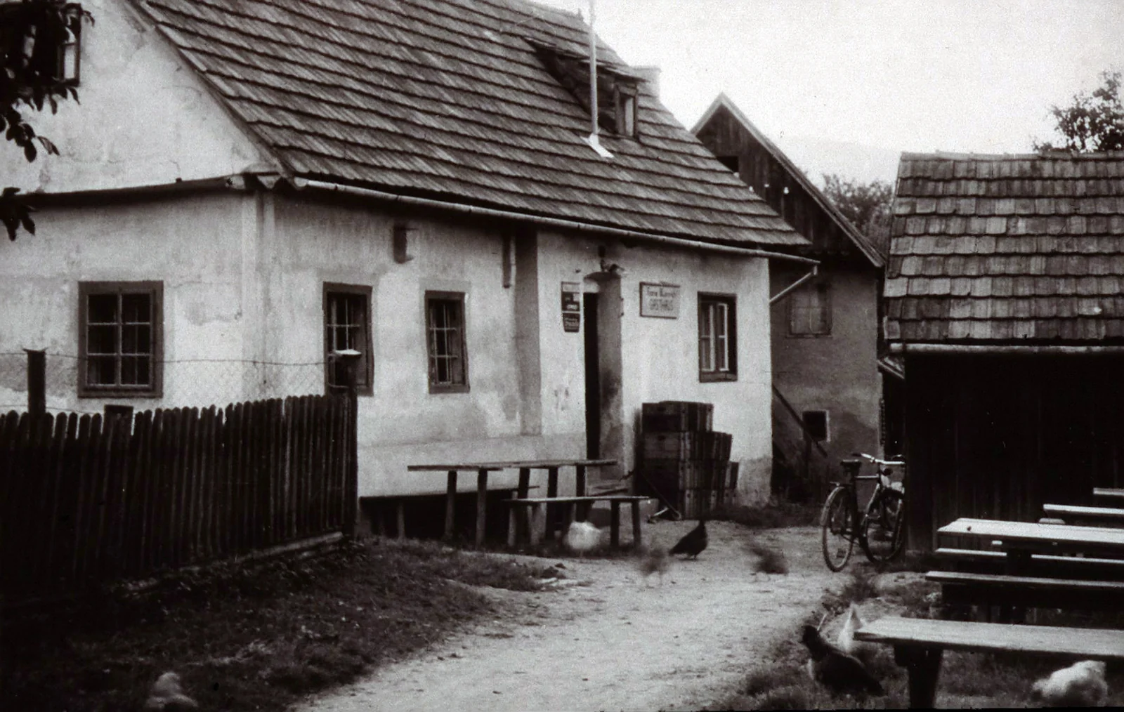 Das alte Gasthaus mit Gastgarten, historische Schwarzweiß-Aufnahme
